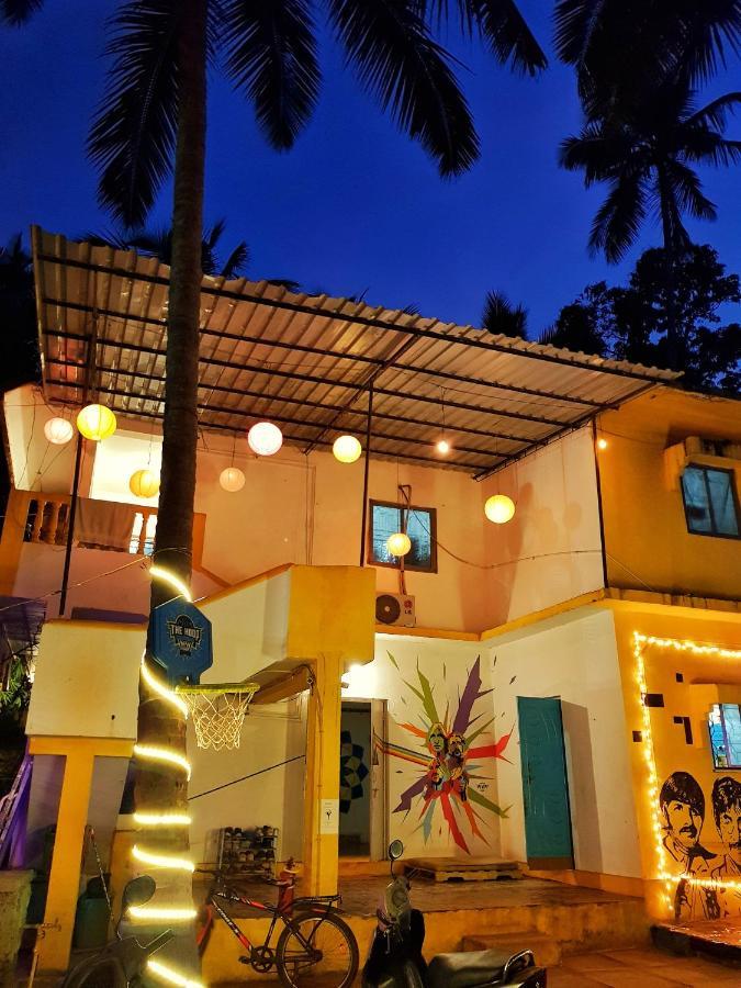 Hostel Road House *