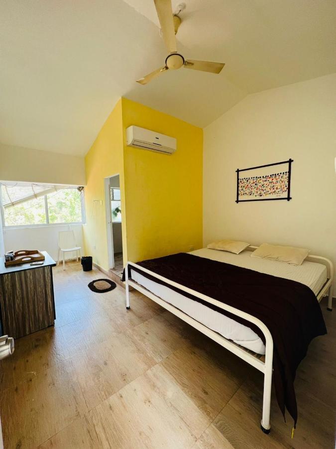 Hostel Road House *