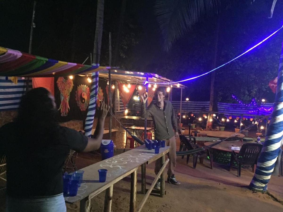 Road House Hostel *